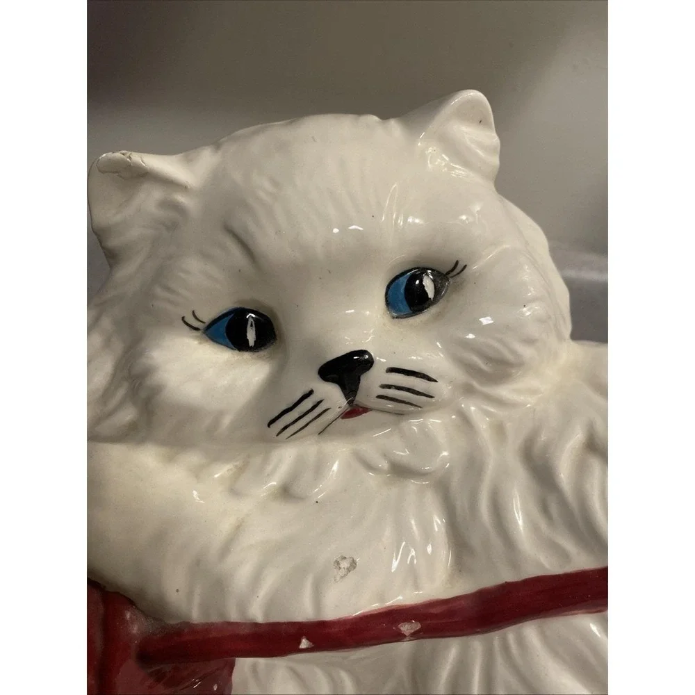 Large Vintage White Ceramic Persian Kitten Kitty Cat Playing w/ Red Yarn Figure